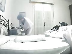 Озабоченный чудик снимает на камеру секс с женой